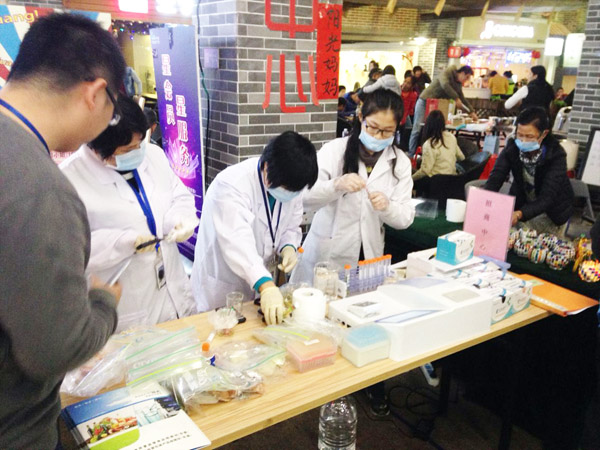 東莞市常平鎮(zhèn)質(zhì)檢中心美食節(jié)現(xiàn)場開展食品安全抽