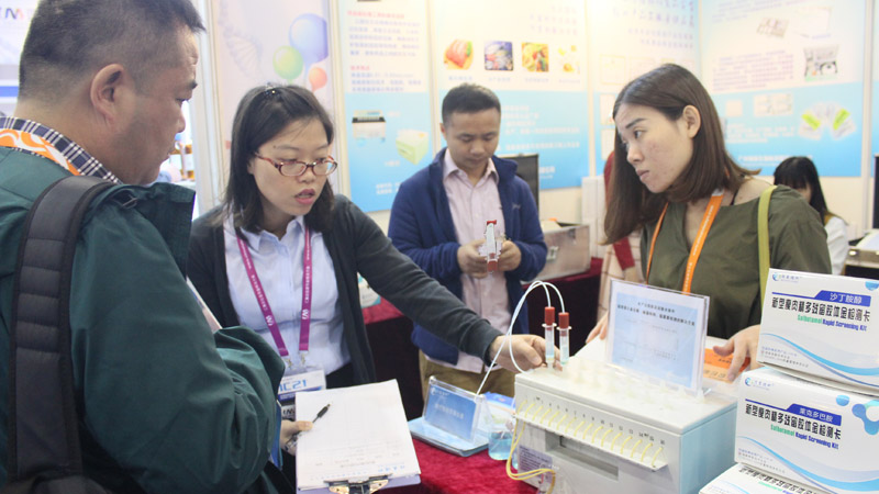 我司同事林燕麗演示數(shù)控固相萃取儀操作方法